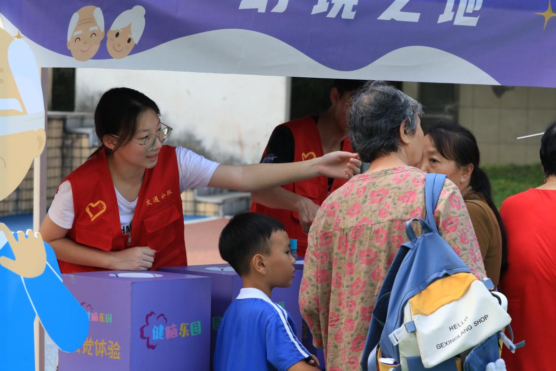 图3.学生志愿者摊位.png