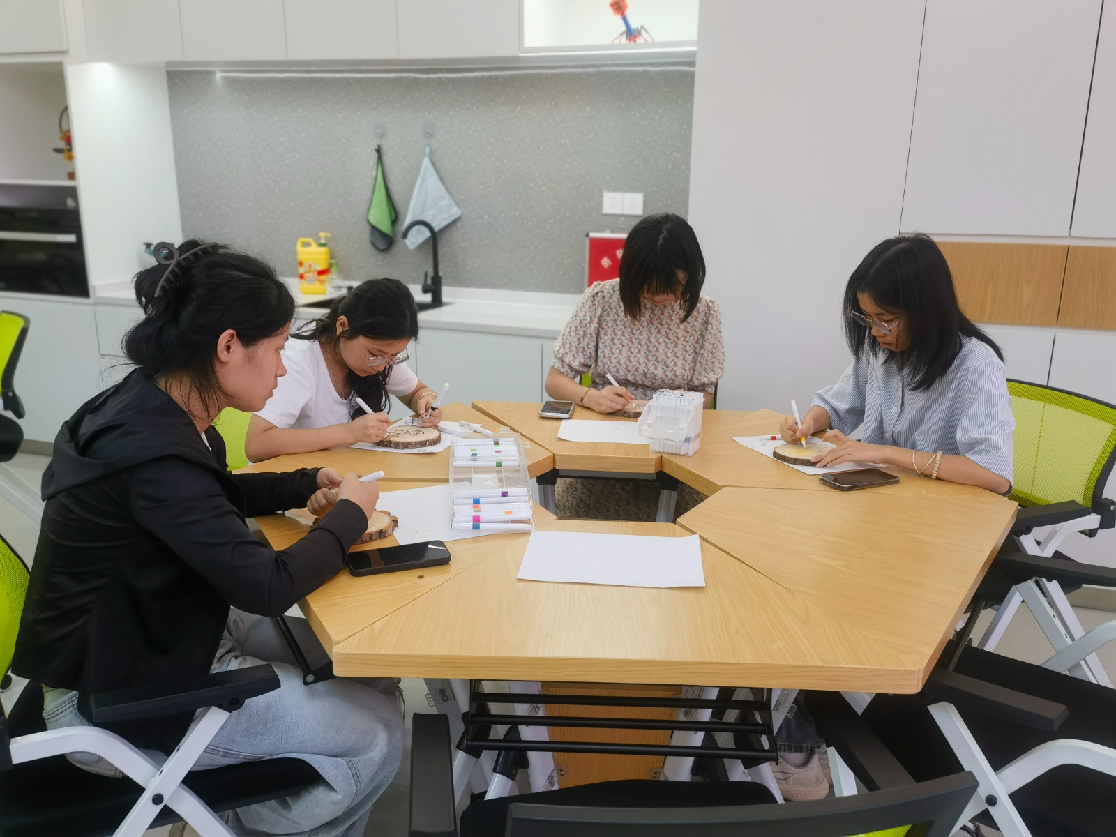 4学生绘画过程.jpg