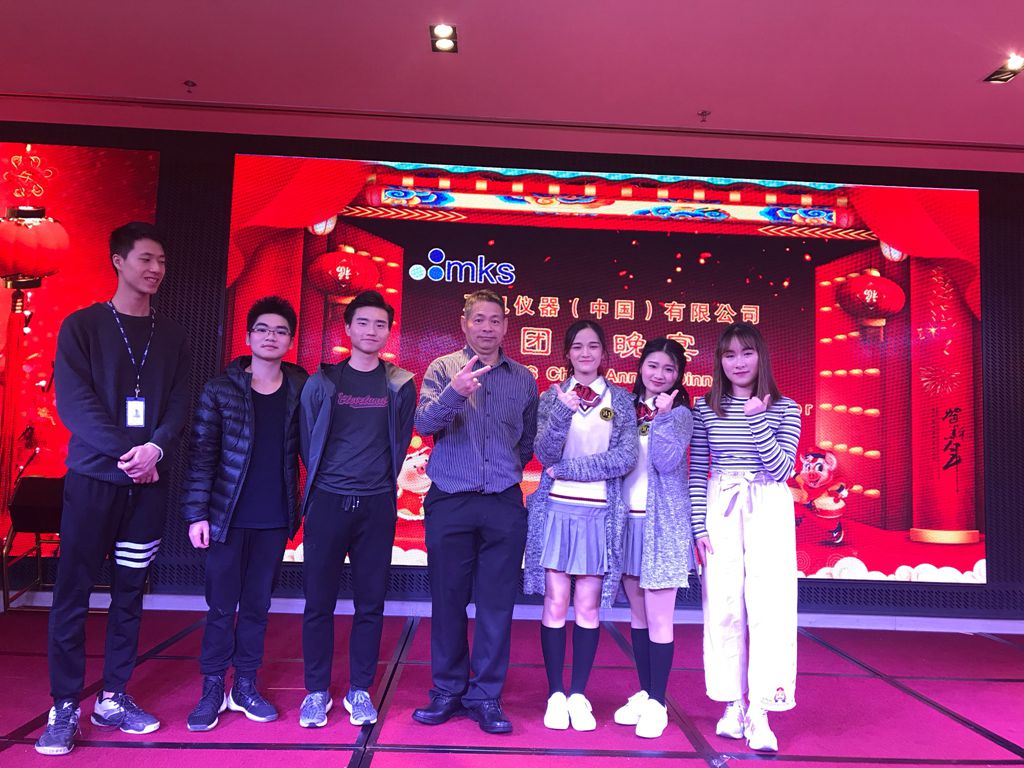 万机总经理Eddie khong先生和学生_副本.jpg